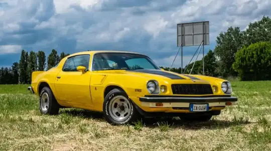 Старый V8, длинный капот и мягкий ход: Chevrolet Camaro 1976 напомнила, за что любят muscle car