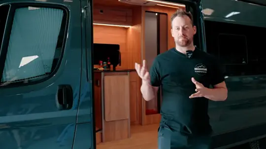 Peugeot Boxer стал домом для дайвера: кровать прячется под потолок