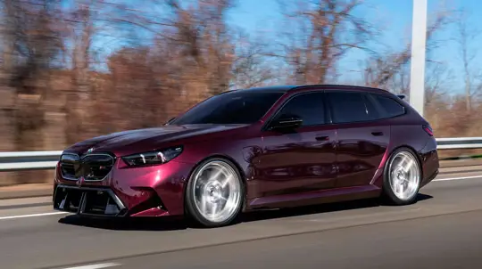 BMW M5 Touring в редком цвете и на 22-дюймовых дисках показал силу стайлинга