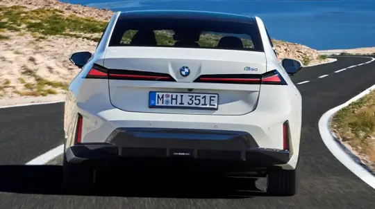 Электрическая «трешка» BMW уже с ценой: 906 км и зарядка до 400 кВт