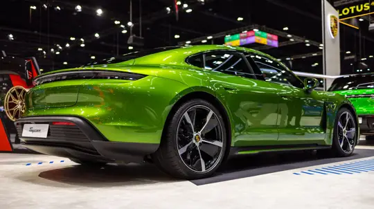 Porsche пытается угодить всем сразу: компания разрабатывает универсальный мотор для всех эпох