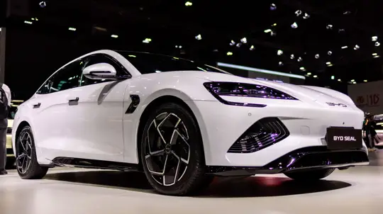 Одинаковые характеристики за разную стоимость: почему американские электромобили проигрывают китайским