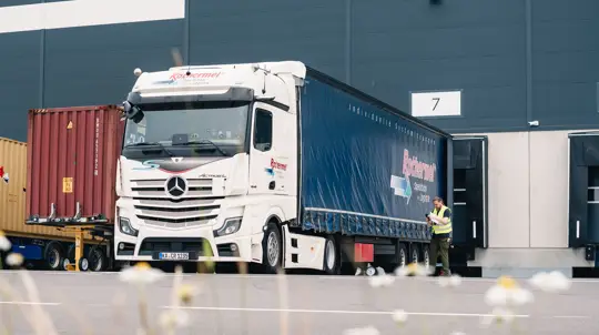 Запчасти без долгих простоев: Mercedes-Benz Trucks запустил глобальный центр логистики