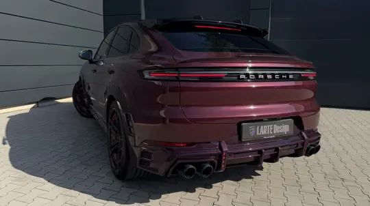 Porsche Cayenne стал бордовым и розово-карбоновым: второго такого нет