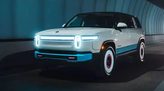Rivian R1S получил бензиновый «костыль»: смешно, опасно и очень показательно