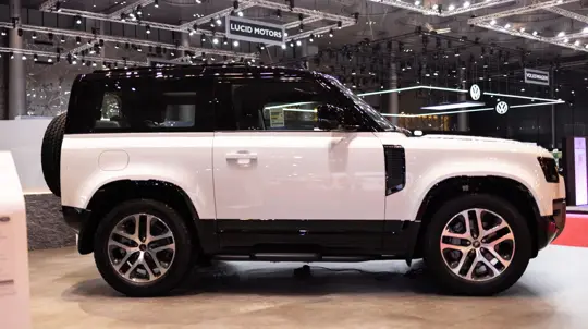 Defender может стать проще: JLR целится в Ford Bronco
