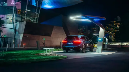 Заряжаться можно красиво: BMW превратила зарядки в деревья