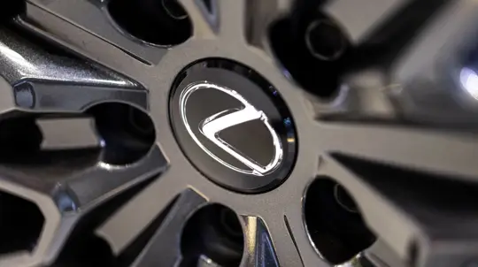 Lexus сделал UX300h ярче и богаче: новая версия добавляет цвет, комфорт и больше премиальности