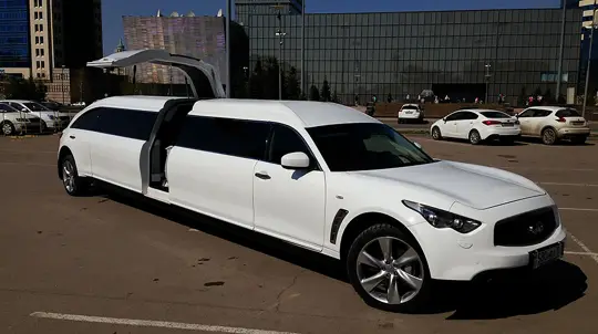 14 мест, бар и V6: в Москве продают странный Infiniti FX по цене нового китайца