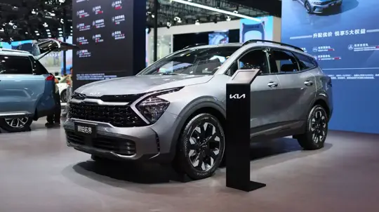 Самый популярный Kia меняется: новый Sportage заметили с большим экраном и странными поворотниками