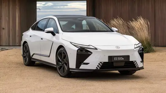 Новый Lexus ES стал электромобилем: версии ES350e и ES500e получили батарею 74,7 кВт·ч и запас хода до 510 км