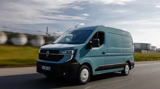 Renault Master E-Tech стал практичнее для бизнеса: V2G, розетка 220 В на 3500 Вт и кузов до 23 кубов