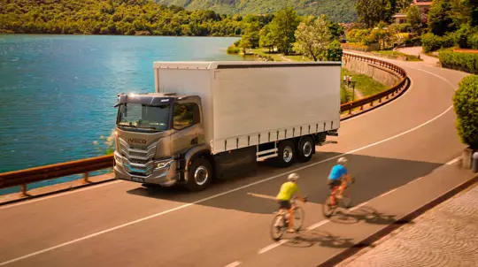 Дизель заменили электромотором: тяжелый IVECO начал ежедневные рейсы между городами