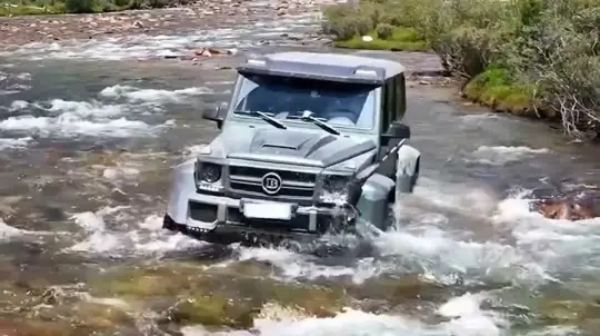 Mercedes за полмиллиона евро загнали в реку: последствия остались за кадром