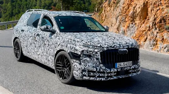 Audi Q9 замечен с вертикальной решеткой: бренд готовит конкурента Mercedes-Maybach
