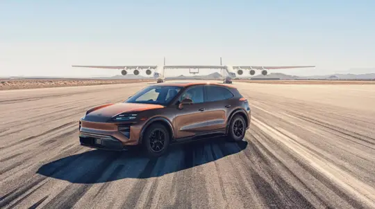 Porsche Cayenne за 14,7 млн рублей проехал под фюзеляжем самолета Roc: спидометр показал больше заводского максимума