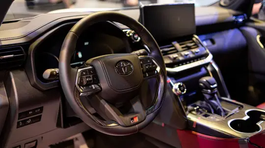 Новые внедорожники Toyota в Китае не успевают сойти с конвейера, как уже проданы