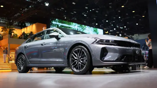 Большой экран, подрулевой селектор и новый руль: салон Kia K5 2027