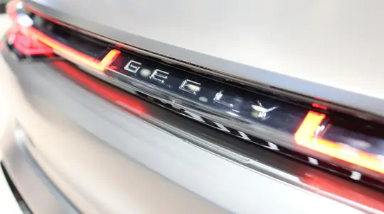 250 161 машина, 64% NEV и экспорт 106 663 единиц — итоги Geely