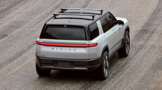 Rivian R2 обновляют быстрее флагманских R1: пауза достигла двух месяцев