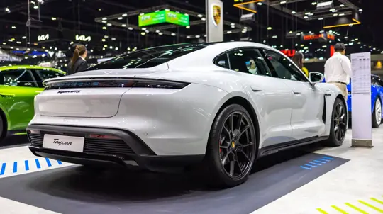Любители скорости в восторге от нового седана Porsche Taycan Turbo GT