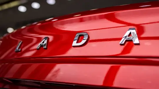Lada Vesta получила полезную опцию бесплатно — смартфон теперь видит машину
