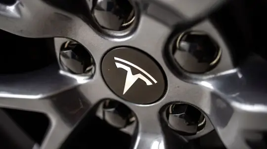 124 зарядных поста посреди города: Tesla готовит необычный Supercharger