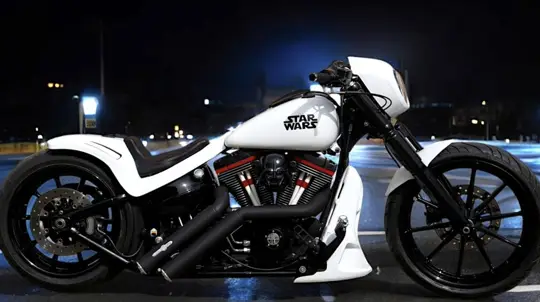 Этот Harley похож на штурмовика, но интереснее то, что изменили под пластиком