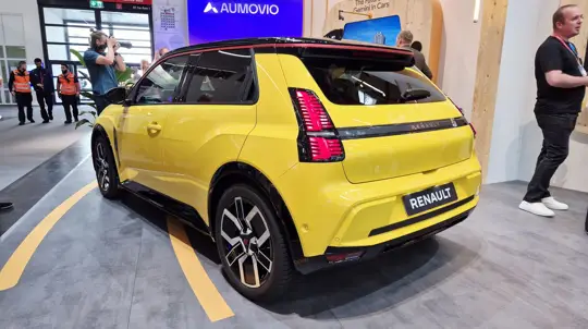 Немцам повезло больше всех: Renault 5 на 150 л.с. и 52 кВт·ч подешевел до €29 290 без урезания опций
