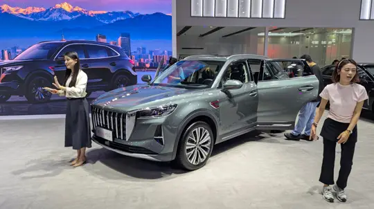 Новый Hongqi HS5 показали в Чэнду: модель для России серьёзно обновили