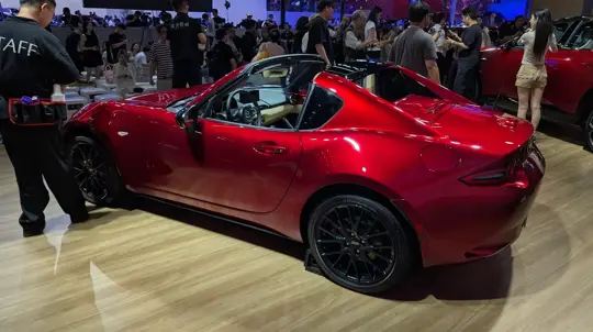 Mazda бросила вызов электрокарам в Чэнду: MX-5 приехал с «механикой»