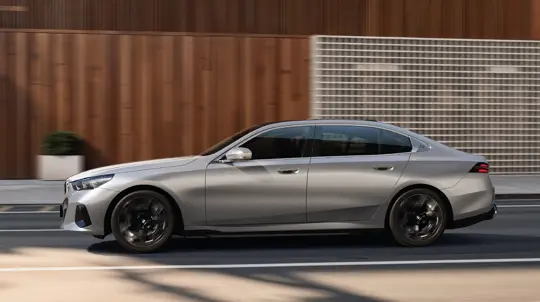 BMW i5 LWB стал первым локально выпускаемым электроседаном марки в Индии