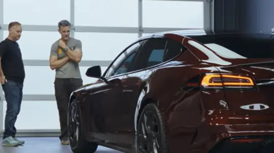 Tesla Model S Signature № 001 за 13,3 млн рублей досталась главному дизайнеру марки: вот что он с ней сделал