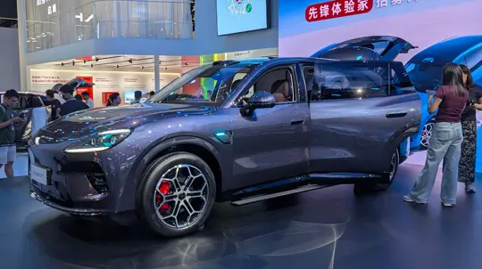 Большой пятиместный SUV с тремя моторами показали на автосалоне в Чэнду