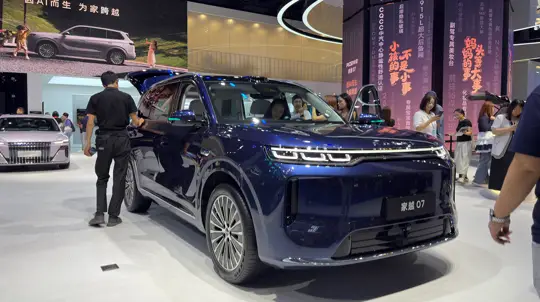 Roewe показал в Чэнду три разных ответа на китайский авторынок: от SUV с ИИ до седана дешевле 1 млн рублей