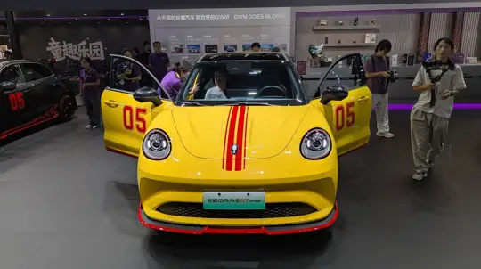 Красные полосы, спойлер и 204 силы: новый ORA5 GT показали вживую