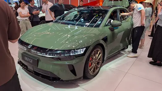 Zeekr сделал выбор между скоростью и практичностью: 007 GT против 7X