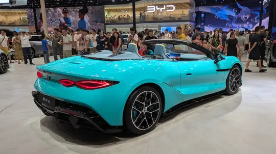 BYD сделал четырехместный суперкар мощнее многих Ferrari и Lamborghini: что показали в Чэнду