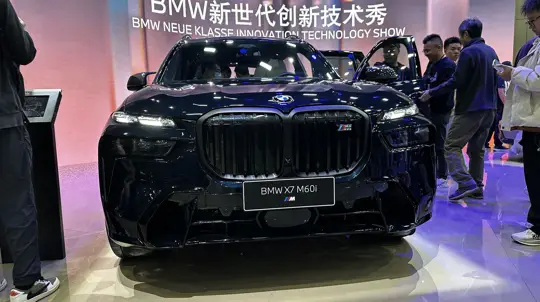 BMW готовит X7 второго поколения: split-фары, скрытые ручки и электрический iX7