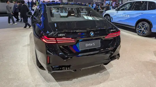 Audi тормозит лучше, BMW едет дальше: тест двух больших дизелей