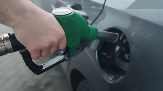 В жару водители повторяют эту ошибку у топливной колонки