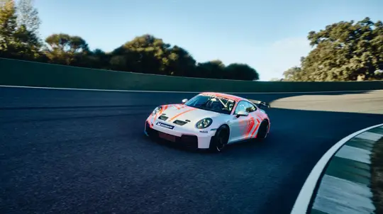 Porsche убрала пассажирское кресло и подушки: из 911 GT3 сделали Challenge