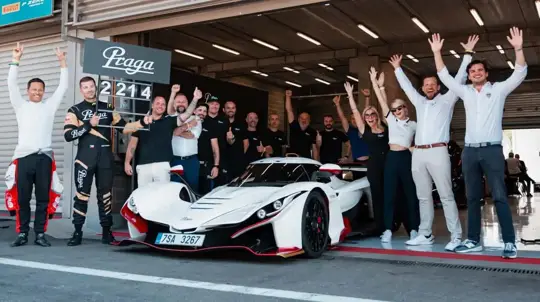 У нее нет 1000 сил, но Pagani оказалась медленнее: Praga Bohema прошла Spa за 2:21,42