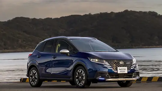 Черный Nissan Aura стоит на 15% дороже — мотор при этом не изменился