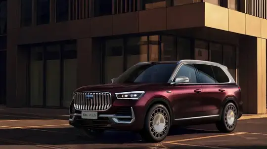 Geely растянула знакомый россиянам кроссовер почти до 5 метров: что получилось