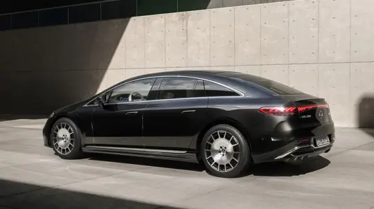 Новый базовый Mercedes EQS потерял полный привод, но получил 810 км хода и стал дешевле