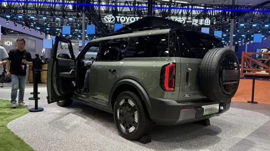 Ford придумал, как превратить Bronco в спальню и упростить хранение дверей