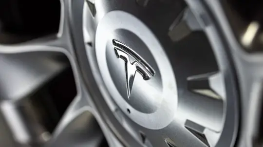 Россию опять обошли стороной: Tesla создала компанию на новом рынке
