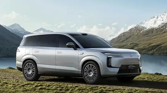 Огромная батарея, но дешевле гибрида: вышел электрический Denza N8L