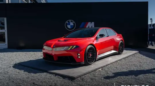 Четыре мотора и батарея более 100 кВт·ч: электрический BMW M отправили на 9-километровый горный подъём